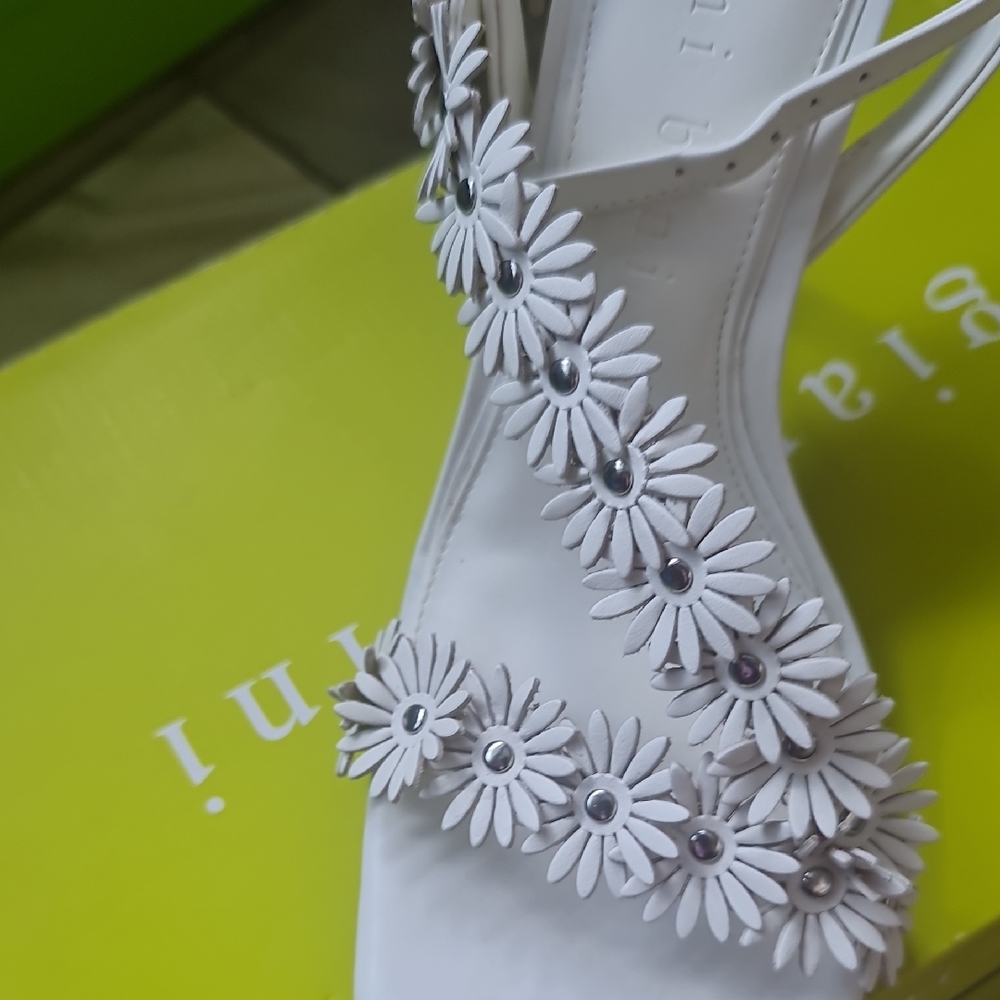 Gianni Bini White Floral Sandals with Daisy Appliqués